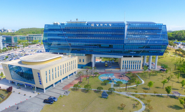 당진시는 충남 최초, 등록 민간임대주택 사업자를 대상으로 임대차계약 만기 1개월 전 신고 의무를 안내하는 문자서비스를 시행한다고 밝혔다. 당진시청 전경 (사진=당진시)