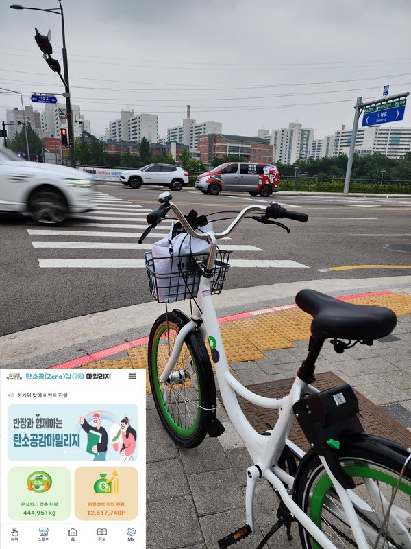도봉구(구청장 오언석)가 올해 4월 3일부터 운영 중인 탄소공(Zero)감(減)마일리지가 반년도 채 되지 않아, 탄소중립 실천 활동 10만 회를 넘기는 등 지역주민의 호응이 뜨겁다. 탄소공감마일리지 ‘자전거 이용’ 항목 참여 인증사진 (자료=도봉구)