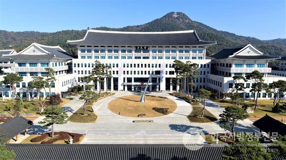 경북도는 2024년 하수도 분야 정부 예산안에 금년도 국비 3,120억 원보다 1,024억 원 증액(33%)된 역대 최대인 4,144억 원을 확보해 최근 10년간 하수도 예산 중 역대 최대규모라고 밝혔다. 경북도청 전경 (사진=경북도)