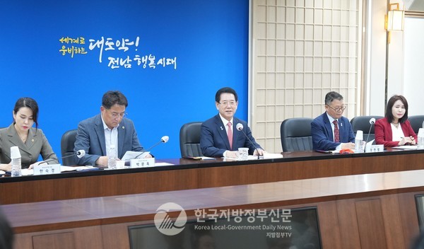 김영록 지사(가운데)는 출범식에 참석해 “신해양·문화관광·친환경 수도 전남 건설을 통해 한반도 최남단 전남이 진정한 지방시대의 포문을 열겠다”고 말했다(사진=전남도청)