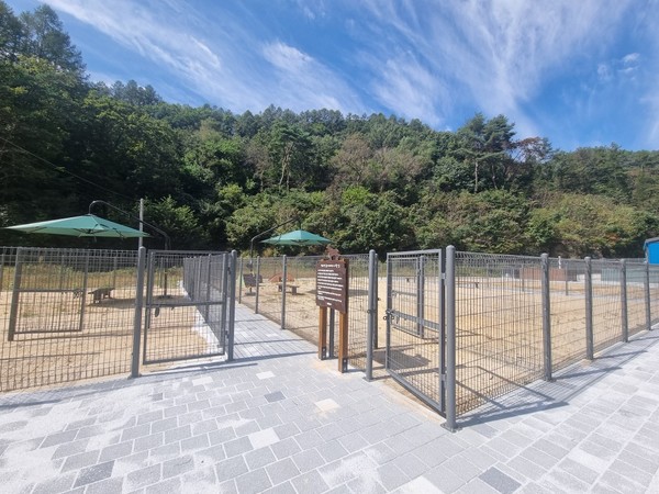 영양군(군수 오도창)은 경북권 최초로 동물과 사람이 공존하는 성숙한 반려 문화 조기 정착을 위해 반려동물 놀이터를 10월 6일부터 개장한다고 밝혔다. (사진=영양군)