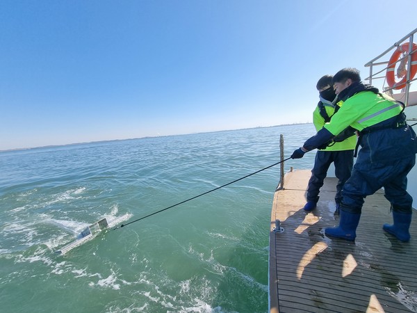 경기도해양수산자원연구소는 경기연안의 연 평균 부유 미세플라스틱 농도는 해수 1톤(㎥)당 최소 0.15에서 최대 3.85개로 전체 평균 1.40개가 관찰됐다고 5일 밝혔다. (사진=경기도해양수산자원연구소)
