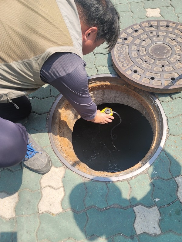 중랑구(구청장 류경기)가 ‘연차별 하수 악취 저감 대책 수립 및 악취 저감 사업’을 추진하며 적극적인 하수 악취 제거에 나선다. (사진=중랑구)