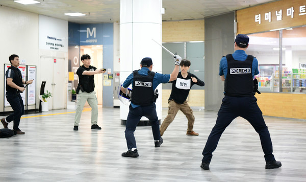 안산시(시장 이민근)는 지난여름 다수 발생했던 다중밀집시설 흉기난동 범죄에 선제적으로 대응하기 위해 당직·상황 근무와 연계한 24시간 신속 관리·대응체계를 유지하고 있다고 17일 밝혔다. (사진=안산시)