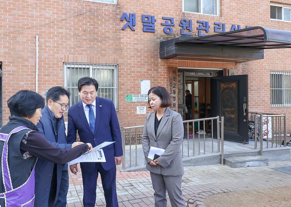 동장신문고를 통해 각종 생활 불편 민원을 1,700여 건(9월 말 기준) 처리했고, 민원 처리 피드백(안내율)은 97.4%에 달해, 시민 만족도 조사 결과 전체 만족도는 92%로 높게 나타났다. (사진=시흥시)