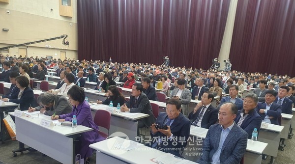 ‘광주 동서미래포럼’은 18일 오후 2시 광주광역시 김대중컨벤션센터 1층 다목적홀에서 700여 명의 회원·시민들이 대규모로 참석한 가운데 ‘지방시대 지역주의 극복과 상생, 그리고 균형발전’을 주제로 정책세미나를 개최했다.(사진=조용원 기자)