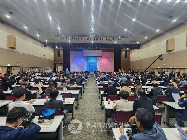 이날 행사에는 박주선 전 국회부의장(현 대한석유협회 회장)과 한경노·임진석 광주 동서포럼 상임공동대표, 오창균 대구 동서미래포럼 상임대표(전 대구경북발전연구원 원장)와 대구회원 100명, 전승철 동서미래전략원 원장(전 한국은행 부총재보), 주기환 국민의힘 광주시당위원장, 김화진 국민의힘 전남도당위원장, 이정현 대통령직속 지방시대위원회 부위원장 등을 비롯해 고 서정우 하사 어머니 김오복씨, 광주 5·18부상자동지회 황일봉 회장과 회원, 대구 2·28기념사업회 여행웅 수석부회장과 회원 등 영·호남을 대표하는 민주화운동 관계자들이 대거 참여해 그 의미를 더했다.(사진=조용원 기자)