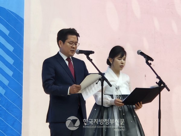 나흥덕 광주동서미래포럼 운영위원장과 임재화 대구동서미래포럼 공동대표가 ‘동서화합의 새로운 시대정신 선언문’을 함께 낭독하고 있다.(사진=조용원 기자)