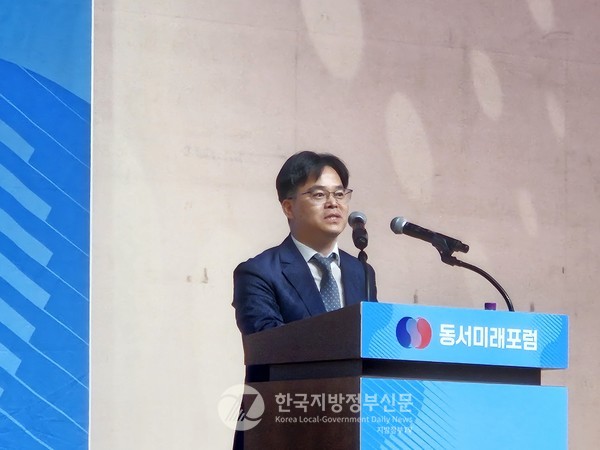 행사 실무를 총괄한 임진석 광주동서미래포럼 상임공동대표가 폐회사를 하고있다(사진=조용원 기자)