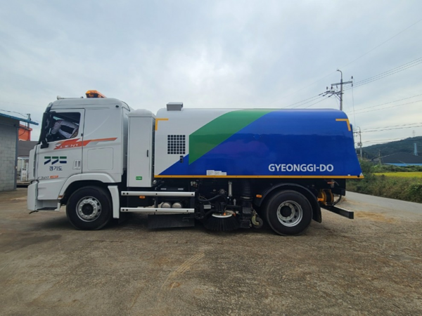 경기도가 상수원 보호를 위해 상수원영향권에 있는 국지도·지방도에서 노면청소차량을 운행하고 있다고 19일 밝혔다. (사진=경기도)