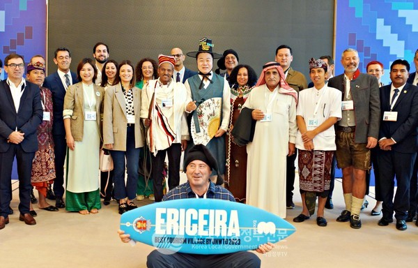 구복규 화순군수(가운데)가 18일 우즈베키스탄 사마르칸트에서 개최된 UN 세계관광기구 총회에 참석해 총회 관계자들과 기념촬영을 하고 있다(사진=화순군청/사마르칸트)