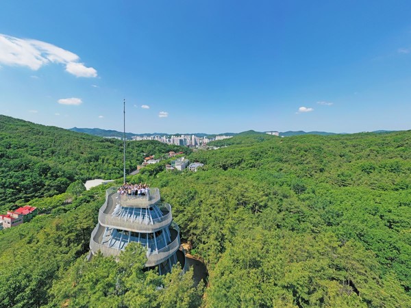 안양예술공원에서는 자연과 어우러진 예술작품을 만날 수 있다. 작품명 '전망대' (사진=안양시)