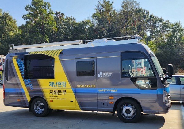 강남구(구청장 조성명)가 2023 안전한국훈련의 일환으로 23일 오후 불시에 학여울역과 SETEC에서 대형화재 대응 및 수습복구 훈련을 실시한다. 재난현장지휘버스 모습 (사진=강남구)