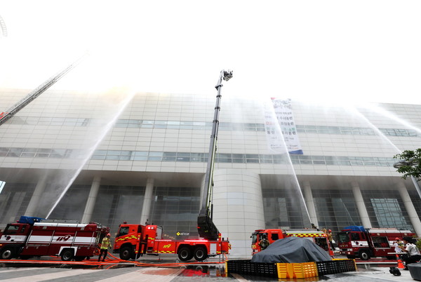 지난 5월 삼성동 코엑스와 무역센터 일대에서 실시한 안전강남 수시 훈련 모습 (사진=강남구)
