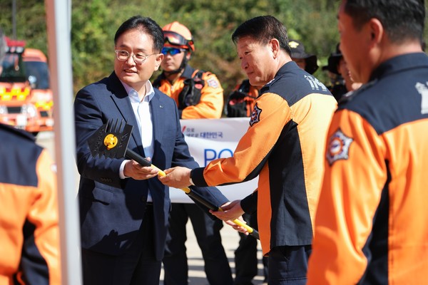 산불진화장구 전달식 (사진=경북도)