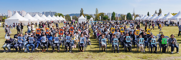 ‘반려동물 교육도시 비전 선포식’ 참석자들이 단체사진을 촬영하고 있다. (사진=수원시)