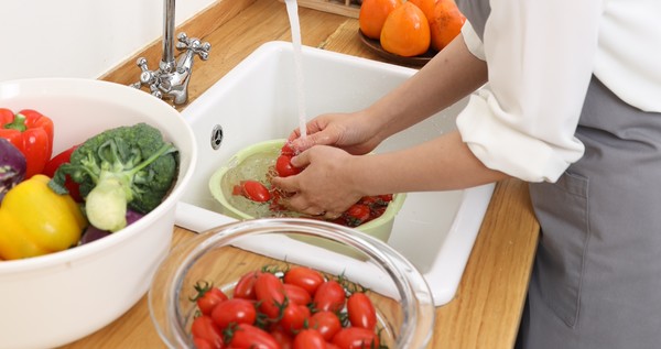 서울시는 전국 최초로 올해 하반기부터 주택 내 노후된 급수관 교체 지원 사업과 더불어 급수관 세척비 및 수도꼭지 필터 등을 종합적으로 지원하는 ‘클린닥터서비스’를 시범 추진한다고 밝혔다. (사진=서울시)