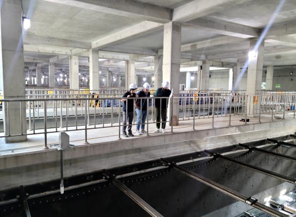 인천환경공단(이사장 최계운) 남항사업소는 24일 중소기업 고려기술과 공동연구를 통해 국내 최초 하수처리시설 복층형 침전지 전륜구동 슬러지 수집설비를 개발했다고 밝혔다. 남항사업소 하수처리장에서 직원들이 침전지 슬러지 수집기를 점검하고 있는 모습 (사진=인천환경공단)