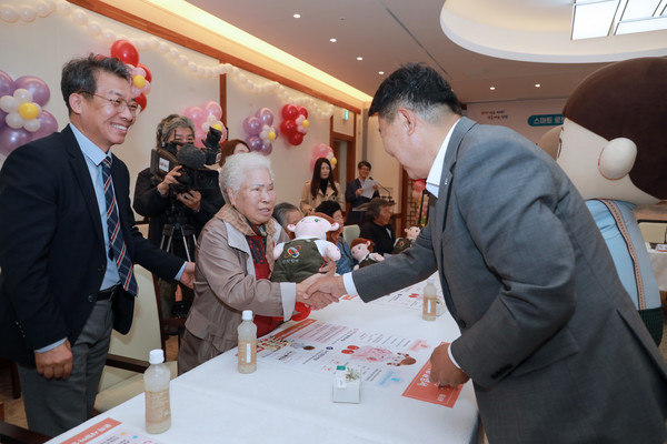 당진시는 지난 24일 당진시청 해나루 홀에서 ‘인공지능(AI) 돌봄 로봇 효돌’의 전달식을 했다. (사진=당진시)