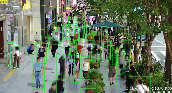 서울 서초구(구청장 전성수)는 주요 혼잡지역인 강남역 일대에 ’AI 기반 실시간 혼잡도 안내 시스템’을 본격 운영한다. (사진=서초구)