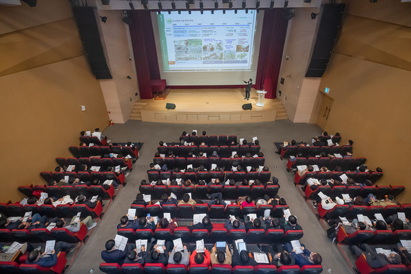 양천구(구청장 이기재)는 도시정비 분야 일타 강사가 관련 지식을 체계적으로 제공해 사업 추진 역량을 강화하고자 실시한 ‘양천구 도시정비사업 지식포럼’이 성황리에 마무리됐다고 밝혔다. (사진=양천구)
