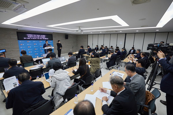 박경귀 아산시장은 25일 오전 아산시청 중회의실에서 이순신 순국제전 기자회견을 열고 “장군이 영면한 도시인 아산시에서 장군의 순국 행렬을 재연해 충무공의 도시브랜드를 정립하고, 나아가 한국 민속 관광 축제의 롤모델이 되겠다”며 축제 내용을 설명했다. (사진=아산시)