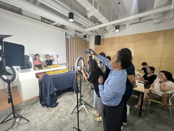 서울시 중소기업 지원기관 서울경제진흥원(SBA, 대표이사 김현우)은 중소기업 제품의 국내외 온라인 플랫폼 판매지원을 위한 마케터를 육성하는 '제1회 쇼플루언서 자격시험'을 10월28일(토), 창업허브M+센터(강서구 마곡동 771-1)에서 개최한다. (사진=서울경제진흥원)