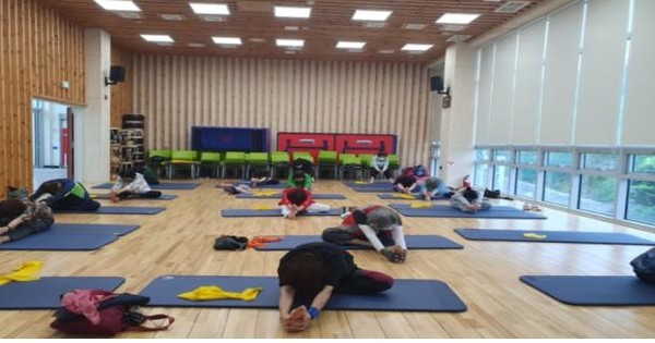 영양군이 2022년 12월 현재 행정안전부 주민등록인구 통계상 100세 이상 고령 인구가 가장 많은 전국 1위의 장수마을(郡)로 확인됐다. 영양읍 내 노인복지관에서 운영하는 ‘실버체조’ 수업시간 모습 (사진=영양군)