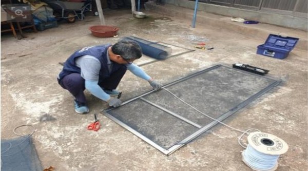 생활민원바로처리반이 ‘방충망 수리’ 를 하고 있는 모습 (사진=영양군)