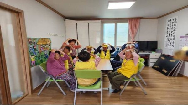 고령자들의 관절건강을 배려한 경로당 입식테이블 및 의자 배치 모습 (사진=영양군)