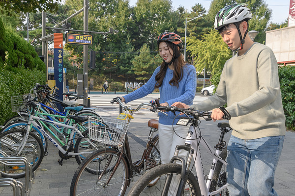 전자칩이 부착된 자전거 번호판을 달고 '자전거 지킴이 존'에 진입해 '자전거 지킴이 솔루션'을 체험중인 구민들 (사진=양천구)