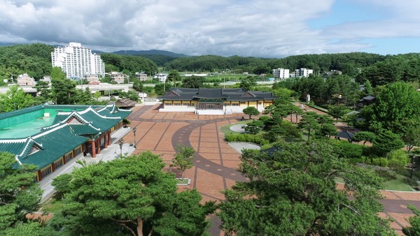 강릉의 역사와 문화적 가치를 재조명하고 세계 최초 모자 화폐 주인공의 숨결이 가득한 교육·문화·예술의 복합문화공간인 강릉화폐전시관이 오는 7일(화) 공식 개관한다. (사진=강릉시)