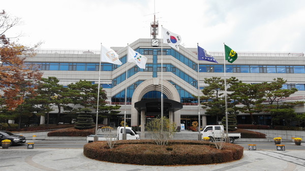 아산시(시장 박경귀)는 ‘무기발광 디스플레이 기술개발 및 생태계 구축사업’이 예비타당성조사 대상 사업으로 최종 확정됐다고 3일 밝혔다. 아산시청 전경 (사진=아산시)