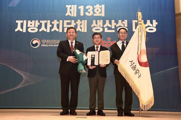 서울 중구(중구청장 김길성)가 '제13회 지방정부 생산성 대상'에서 전국 1위를 차지해, 2일 대상(대통령 표창) 수상의 영광을 안았다. (사진=서울 중구)