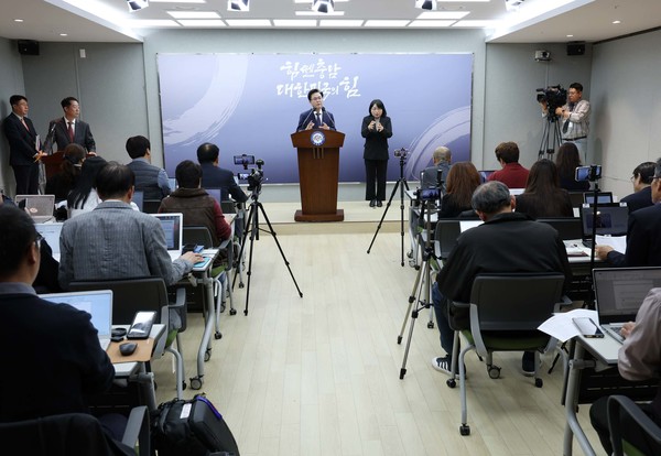 김태흠 지사는 6일 도청 프레스센터에서 기자회견을 열고, 유럽 순방 성과와 김포시 서울 편입 관련 입장을 발표했다. (사진=충남도)