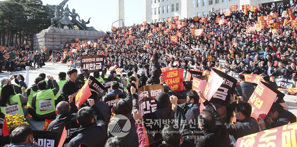 이날 행사를 공동 주최한 5개 단체는 결의문을 통해 새만금은 33년간 추진돼 온 국가사업으로 전북의 희망인 새만금이 차질을 빚어선 안된다고 주장했다(사진=전북도청)