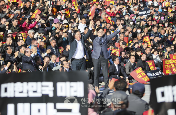 김관영 전북지사(왼쪽)와 홍익표 민주당 원내대표(오른쪽) 등이 참석한 가운데 '새만금사업 예산 완전 복원'을 요구하는 500만 전북인 총궐기대회가 7일 국회의사당 앞에서 열렸다(사진=전북도청)