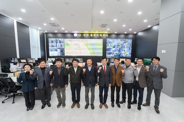 통합관제센터에는 양천구 직원 6명, 양천경찰서 경찰관 4명, 관제요원 12명, 유지보수 4명 총 26명이 배치돼 있으며, 12명의 모니터링 요원이 4개조 2교대 근무로 24시간 빈틈없는 밀착감시를 수행한다. (사진=양천구)