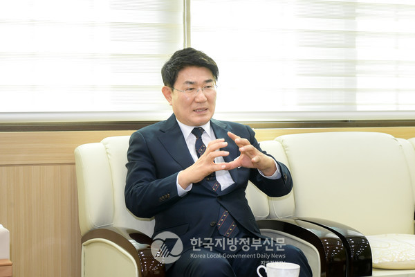  '대한민국 생태수도 일류 순천'이라는 비전을 세우고 1천만 관람객이 찾은 .2023순천국제정원박람회'를 성공시켜 대한민국 도시의 판을 뒤흔든 노관규 순천시장은 이제 'K-디즈니 순천'이라는 또 다른 신화를 창조하기 위해 무한도전에 나섰다(사진=조용원 기자)