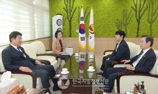 노관규 순천시장(왼쪽)이 본지 정양기 발행인(오른쪽 첫번째), 조용원 총괄취재본부장(왼쪽 두번째)과 대한민국 지방정부 혁신 목민관 특별대담을 지난 8일 순천시청 시장실에서 가졌다.(사진=조용원 기자)