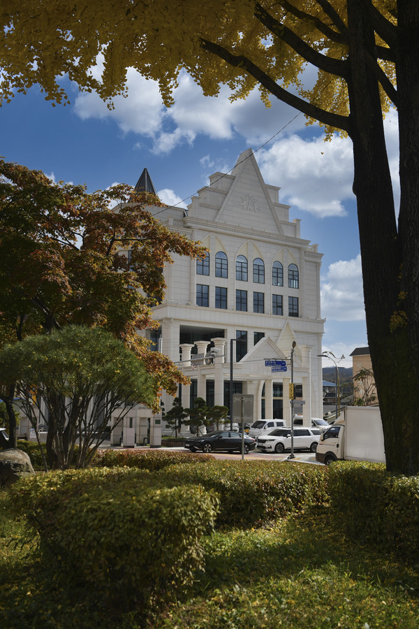 막바지 개관 준비에 한창인 화천커뮤니티센터 모습, 이 시설은 화천군의 지방소멸 대응사업 중 하나인 지방정부 주도 온종일 돌봄 프로젝트 거점 역할을 맡게 된다. (사진=화천군)