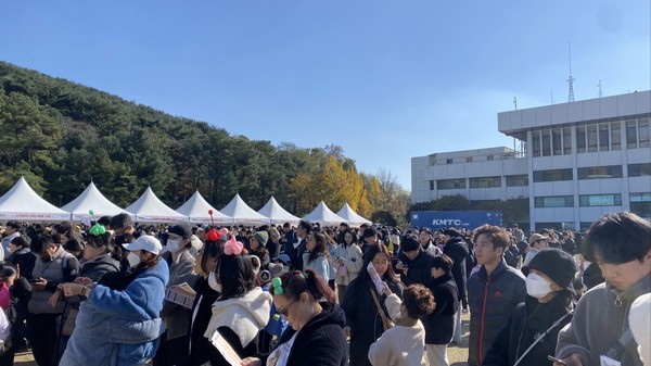 경기도가 지난 12일 경기도청 옛 청사(수원시 팔달구 소재)와 팔달산 둘레길에서 개최한 디지털 실감 기술을 이용한 세계 최대규모의 보물찾기 축제 ‘리얼 트레저 페스티벌’에 3천40명이 참여했다. (사진=경기도)