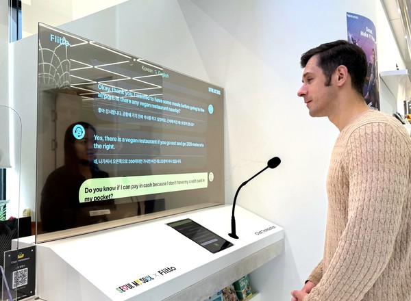 서울시가 언어 데이터 전문 관광 새싹기업 ‘플리토’와 함께 국내 최초로 실시간 대화형 다국어 번역 서비스를 제공한다. (사진=서울시)