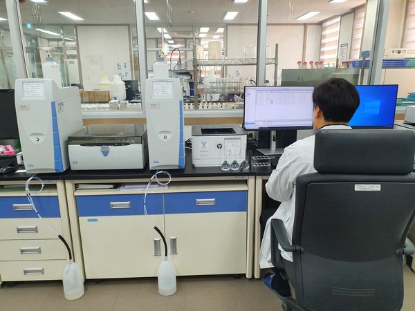 상주시농업기술센터(소장 조인호)는 수경재배 농가를 위한 양액분석 시스템 도입을 10월 말 완료하고, 11월, 12월에 시험 분석을 진행한 후, 2024년부터 양액분석 서비스를 시작한다고 발표했다. (사진=상주시)