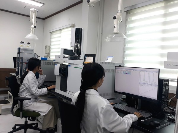 횡성군농업기술센터(소장 임종완)는 올 10월 영국 환경식품농림부(FERA) 주관의 국제공인 비교숙련도 평가프로그램(FAPAS) 농산물 잔류농약 분석 능력 평가에서 4년 연속 분석 숙련도 우수성을 인정받았다. (사진=횡성군)