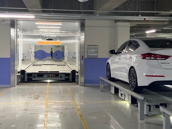 부평구(구청장 차준택)가 오는 12월부터 갈산동 굴포먹거리타운에 전국 최초로 ‘굴포먹거리 로봇 공영주차장(스마트 주차장)’을 시범 운영한다. (사진=부평구)