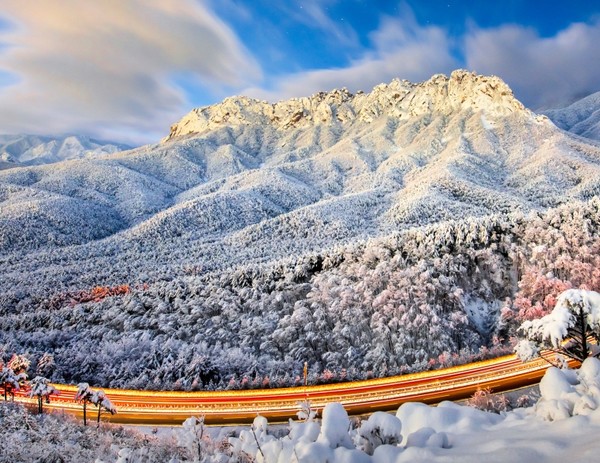 속초시가 올겨울부터 전국 최초로 디지털 트윈 플랫폼(Sokcho DIGITAL TWIN PLATFORM)을 활용해 제설 작업을 추진한다. 속초시정소식지 '속초홀릭' 일부 캡쳐 (자료=속초시)