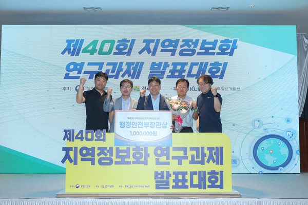 서대문구는 이 사업 추진으로 올해 5월 ‘서울시 디지털 연찬회 우수 사례 발표대회’에서 최우수상을, 9월에는 ‘제40회 지역정보화 연구과제 발표대회’에서 행정안전부 장관상을 수상하는 등 아이디어를 인정받았다. (사진=서대문구)