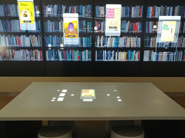 ‘실감서재’ 전시 공간은 첨단 터치스크린 기술이 적용된 대형 미디어 월과 연동형 멀티 터치 테이블로 구성된 차세대 정보 검색 시스템인 ‘검색의 미래’와 우리나라의 국보 고서를 생동감 있게 디지털로 재현한 ‘디지털북’ 공간으로 구성했다. '검색의 미래' 코너 모습 (사진=대전광역시)