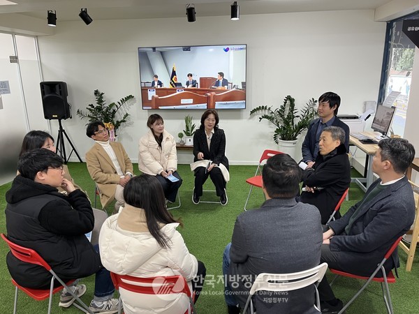 지방청년특별위원회는 광주창조경제혁신센터에서 하상용 센터장으로부터 광주 청년 지원사업 등을 소개받고, 광주지역 청년 20여 명과 함께 광주 청년들의 활동 사례와 청년특위 위원들의 각 지역별 청년 활동 사례를 공유하는 시간을 가졌다.(사진=지방시대위)
